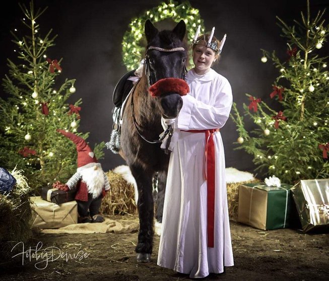 Lucian Ellen med ponnyn Igel - Jul på Smedjebron